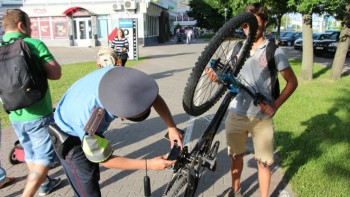 Фотография к новости: Полицейский остановил астанчанина и потребовал паспорт на велосипед