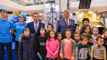 Фотография к новости: Предметы, побывавшие в космосе, выставили в торговом центре в Астане 