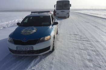 Фотография к новости: На 10 часов застряли в холодной степи казахстанки, возвращаясь с шоп-тура в Китае