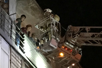 Фотография к новости: Парикмахерская сгорела в жилом доме Алматы, спасены 80 человек