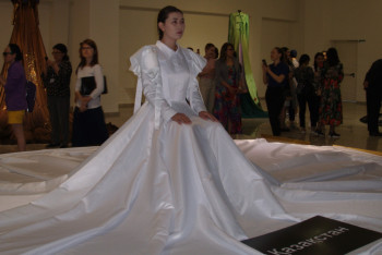 Фотография к новости: Французский стилист представил эксклюзивную коллекцию платьев в Астане