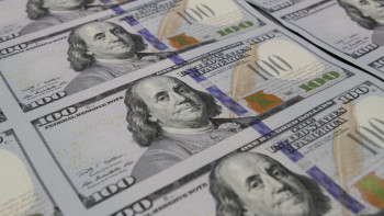 Фотография к новости: Доллар подешевел на шесть тенге по итогам утренней сессии