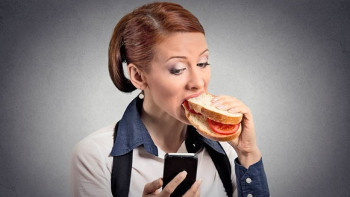 Фотография к новости: Использование смартфонов за едой ведёт к ожирению 