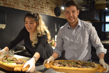 Фотография к новости: Политолог из Нью-Йорка впервые приготовил бешбармак в Алматы