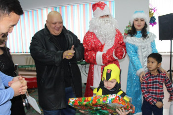 Фотография к новости: В Алматы казахстанские звёзды исполнили новогодние желания детей