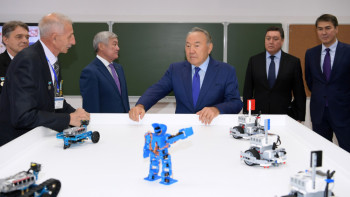 Фотография к новости: Нурсултан Назарбаев посетил образовательно-познавательный центр "Әсем"