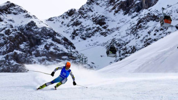 Фотография к новости: Горнолыжную трассу на Шымбулаке открыли как никогда рано