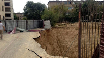 Фотография к новости: Под землю провалилась дорога близ детского сада в Шымкенте