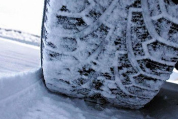 Фотография к новости: Автомобиль с пассажирами застрял в ледовой трещине в ВКО 