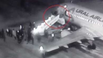 Фотография к новости: Падение людей с трапа в аэропорту Барнаула попало на видео