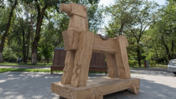 Фотография к новости: Организаторы объяснили пропажу бронзового седла с инсталляции в Алматы 