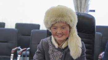 Фотография к новости: Девочка-беркутчи Айшолпан Нургайыпкызы сможет учиться в Казахстане 