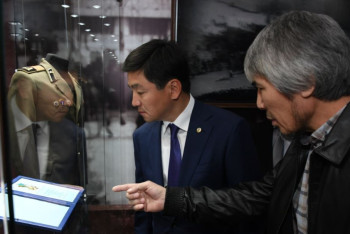 Фотография к новости: Музею Алматы передан нагрудной знак Кайрата Рыскулбекова 