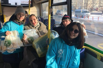 Фотография к новости: Бесплатно раздавать баурсаки начали на улицах Астаны 