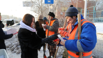 Фотография к новости: Дворников столицы угощали горячим чаем прямо на улице