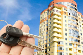 Фотография к новости: Бердибек Сапарбаев вручил детям сиротам ключи от квартир по "Нұрлы жер"