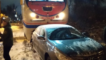 Фотография к новости: В Алматы водитель автомобиля не справился с управлением и врезался в поезд 