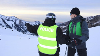 Фотография к новости: Найти потерянные вещи и избежать травм помогает горнолыжный патруль на Шымбулаке