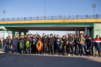 Фотография к новости: Сотни жителей Атырау пришли почтить память полицейского, утонувшего при спасении девушки