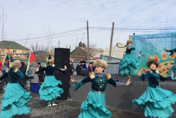 Фотография к новости: В честь Наурыза известные артисты дали концерты в жилых массивах Астаны