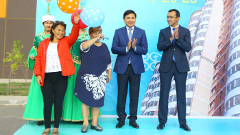 Фотография к новости: Ключи от квартир первым участникам программы "7-20-25" вручил Ашимбаев в ЗКО 