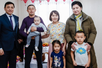 Фотография к новости: Гульшара Абдыкаликова встретилась с многодетными семьями в Уральске