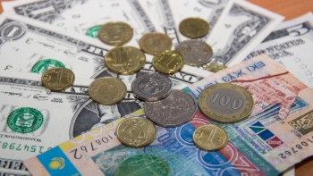 Фотография к новости: KASE: Курс доллара составил 382 тенге