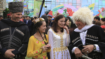 Фотография к новости: Праздничную декаду ко Дню благодарности запустили в Шымкенте