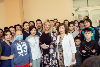 Фотография к новости: Лазарев, Семенович, Нуртас и другие звёзды Open air посетили тяжелобольных детей в Астане