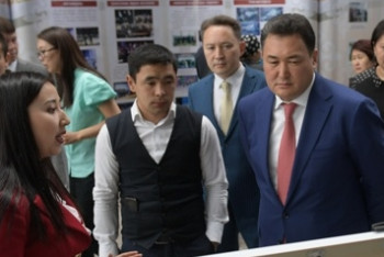 Фотография к новости: Домбру и гармонь привёз в Астану аким Павлодарской области