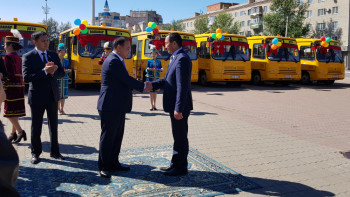 Фотография к новости: Ключи от автобусов вручил Малик Мурзалин районным школам