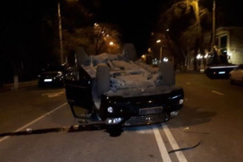 Фотография к новости: Lexus перевернулся во время ДТП в Алматы, есть пострадавшие