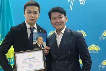 Фотография к новости: Сын Каракат и Кыдырали Болманова признан одним из умнейших школьников Астаны