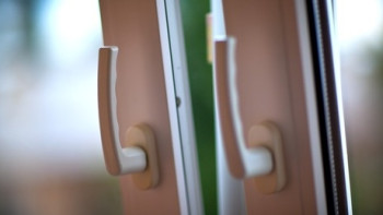 Фотография к новости: Трое детей выпали из окон в Карагандинской области: есть жертвы 