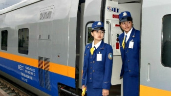 Фотография к новости: Проводники вернули иностранке утерянный кошелёк с деньгами