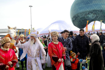 Фотография к новости: Турнир по историческому бою, алтыбакан и концерты: как в Астане отмечают Наурыз