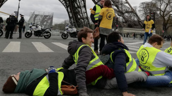 Фотография к новости: "Желтые жилеты" заблокировали мост у Эйфелевой башни