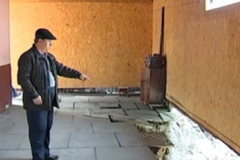 Фотография к новости: Веранда обвалилась, а двор сполз в котлован в зоне строительства алматинского метро