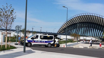 Фотография к новости: Неизвестный выехал на лётное поле в аэропорту Лиона на украденном авто 