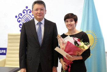 Фотография к новости: Кулибаев вручил премии девушкам-боксёрам