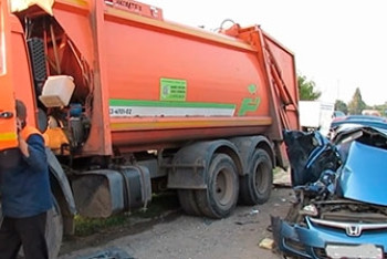 Фотография к новости: Мусоровоз раздавил четыре авто в Алматы