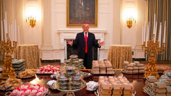 Фотография к новости: Трамп устроил ужин для футболистов в Белом доме с бургерами и картошкой фри