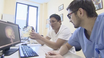 Фотография к новости: В Астане впервые вживили инновационный имплант подростку