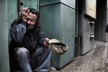 Фотография к новости: Бомж из Астаны вернул случайно выброшенные охранником украшения на 2,5 млн тенге