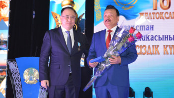 Фотография к новости: Малик Мурзалин вручил государственные награды отличившимся акмолинцам