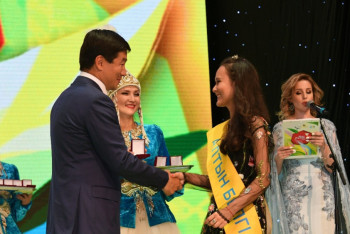 Фотография к новости: Никогда не останавливайтесь на достигнутом - Байбек выпускникам школ