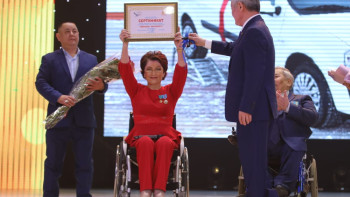 Фотография к новости: Подаренный акимом автомобиль актюбинка передала детям