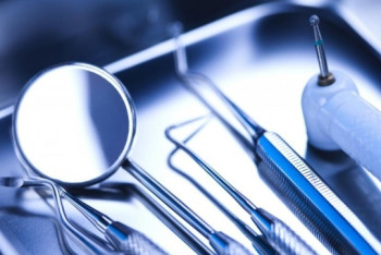 Фотография к новости: Минздрав не может отозвать лицензию у стоматолога, в кресле которого умерли дети     