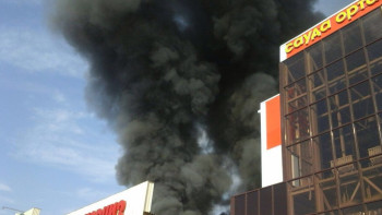 Фотография к новости: Пожар на алматинском рынке "Байсат" тушат 60 человек  