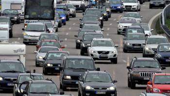 Фотография к новости: Четыре автомобиля "Mercedes" создали затор в центре Алматы